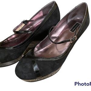 Tahari black wedge shoes size 8